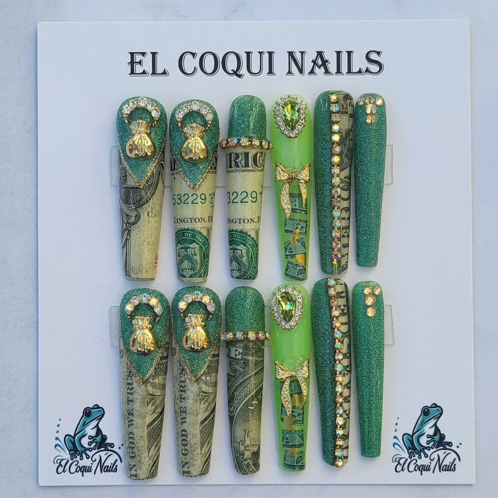 A set of 12 green-themed press-on nails displayed on a pink card labeled 'EL COQUINAILS' with decorative stickers and branding in the corners.